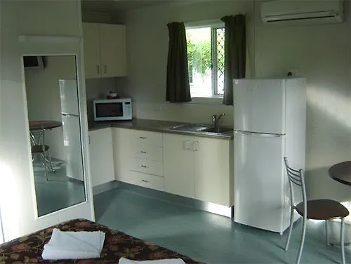 Queens Beach Tourist Village Bowen 4*,  Avustralya